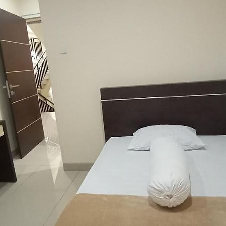 Giant Kost Hotel Tangerang Luaran gambar