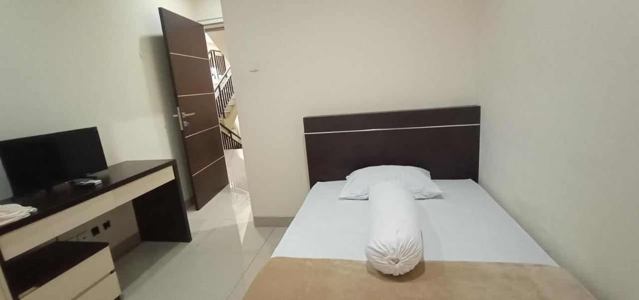 Giant Kost Hotel Tangerang Luaran gambar