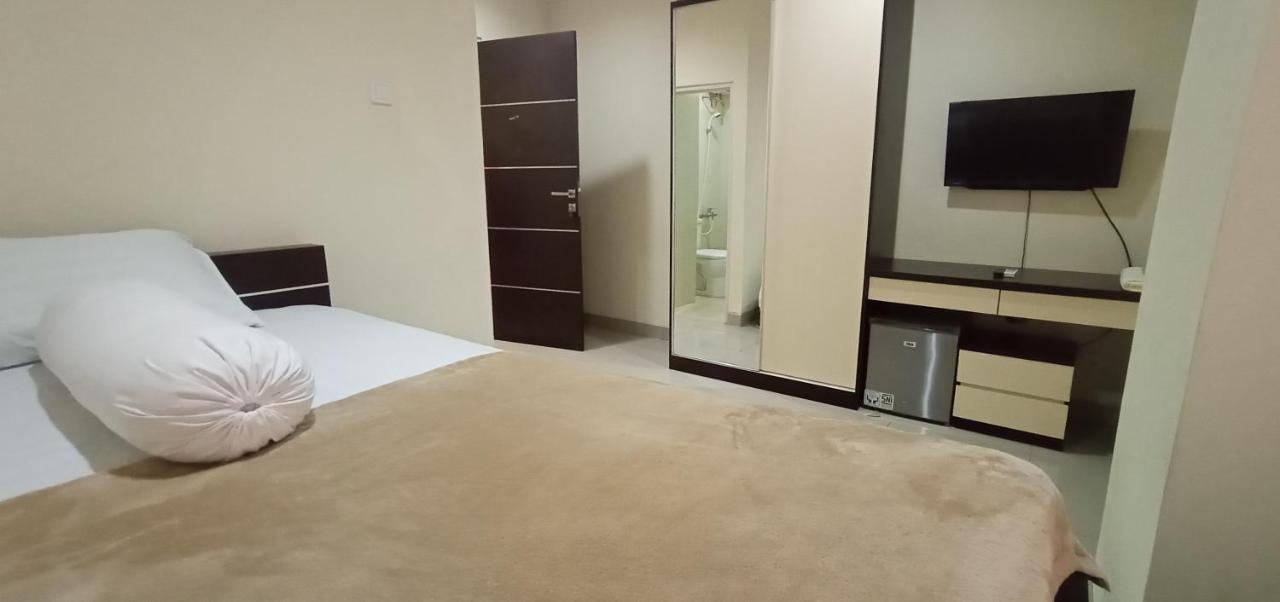 Giant Kost Hotel Tangerang Luaran gambar