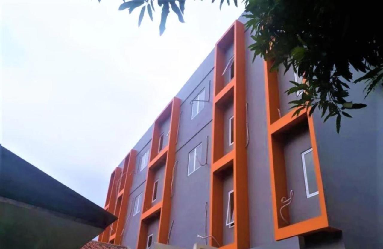 Giant Kost Hotel Tangerang Luaran gambar